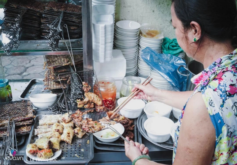 Quán bún chả gần 100 năm nằm nép mình dưới chân cầu thang vẫn bán hết bay một tạ búnngày - 10