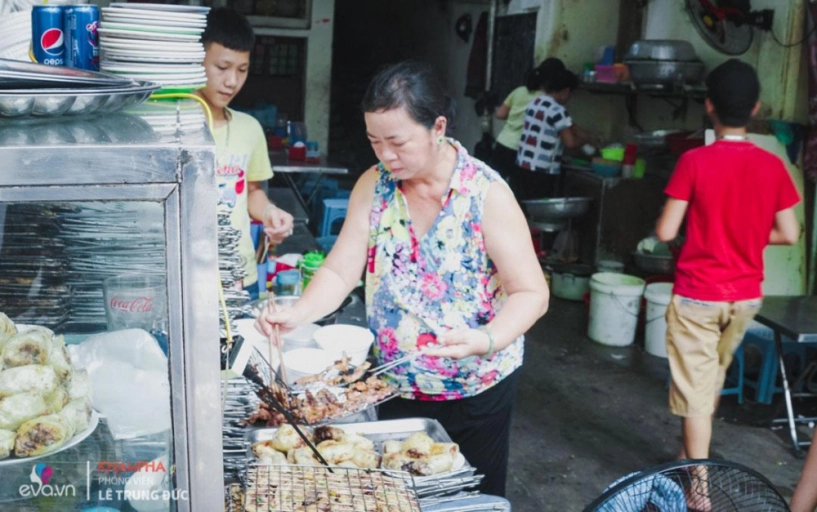 Quán bún chả gần 100 năm nằm nép mình dưới chân cầu thang vẫn bán hết bay một tạ búnngày - 11