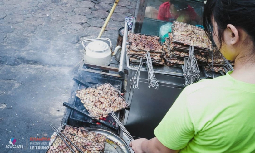 Quán bún chả gần 100 năm nằm nép mình dưới chân cầu thang vẫn bán hết bay một tạ búnngày - 12