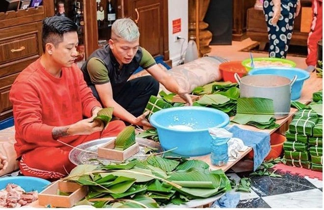 Sao việt giàu có vẫn tự tay gói bánh chưng thịt lợn hoành tráng nhất là nhà tuấn hưng - 3