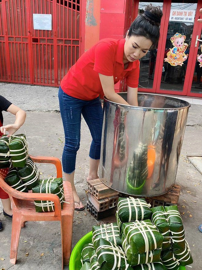 Sao việt giàu có vẫn tự tay gói bánh chưng thịt lợn hoành tráng nhất là nhà tuấn hưng - 8