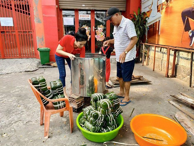 Sao việt giàu có vẫn tự tay gói bánh chưng thịt lợn hoành tráng nhất là nhà tuấn hưng - 9