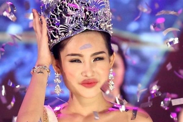 Sau 1 năm hụt hơi trong scandal hoa hậu môi tều lê âu ngân anh vẫn chưa bớt tều - 2