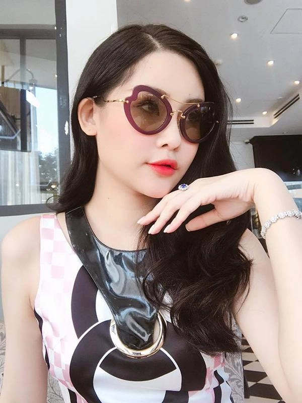 Sau 1 năm hụt hơi trong scandal hoa hậu môi tều lê âu ngân anh vẫn chưa bớt tều - 5