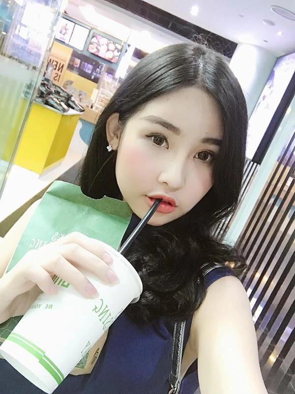 Sau 1 năm hụt hơi trong scandal hoa hậu môi tều lê âu ngân anh vẫn chưa bớt tều - 6