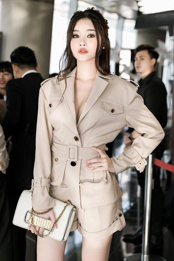 Sau 1 năm hụt hơi trong scandal hoa hậu môi tều lê âu ngân anh vẫn chưa bớt tều - 11