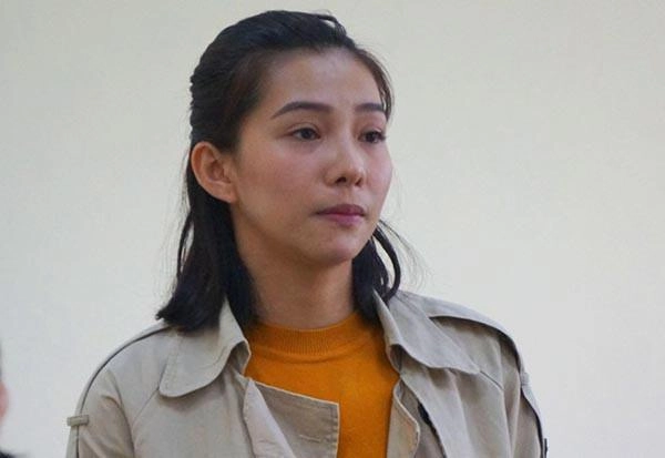 Sau ồn ào văng tục tại tòa lưu đê ly tiếp tục lộ cằm nhọn lệch hẳn sang một bên - 1