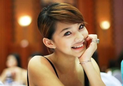 Sau ồn ào văng tục tại tòa lưu đê ly tiếp tục lộ cằm nhọn lệch hẳn sang một bên - 12