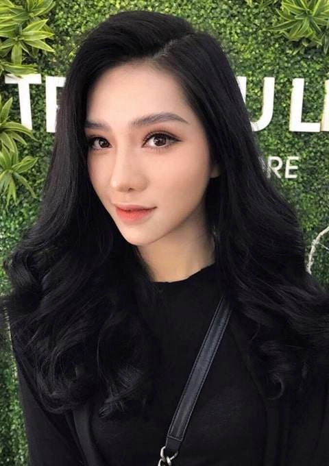Sau ồn ào văng tục tại tòa lưu đê ly tiếp tục lộ cằm nhọn lệch hẳn sang một bên - 13