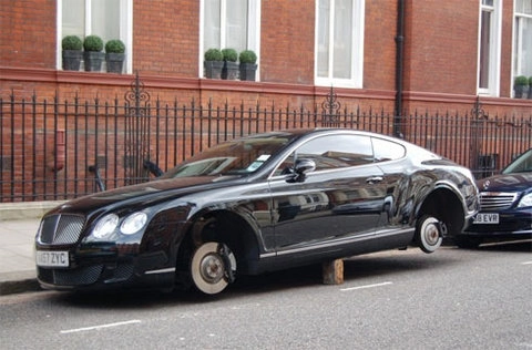  siêu xe bentley bị trộm bánh trên đường phố london - 2