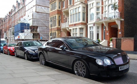  siêu xe bentley bị trộm bánh trên đường phố london - 3