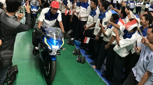 Suzuki gsx-r150 đầu tiên chính thức xuất xưởng - 1