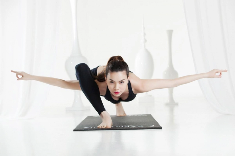 Tập yoga toàn những dáng khó bảo sao mẹ hồ ngọc hà trẻ đẹp chẳng thua gì con gái - 2