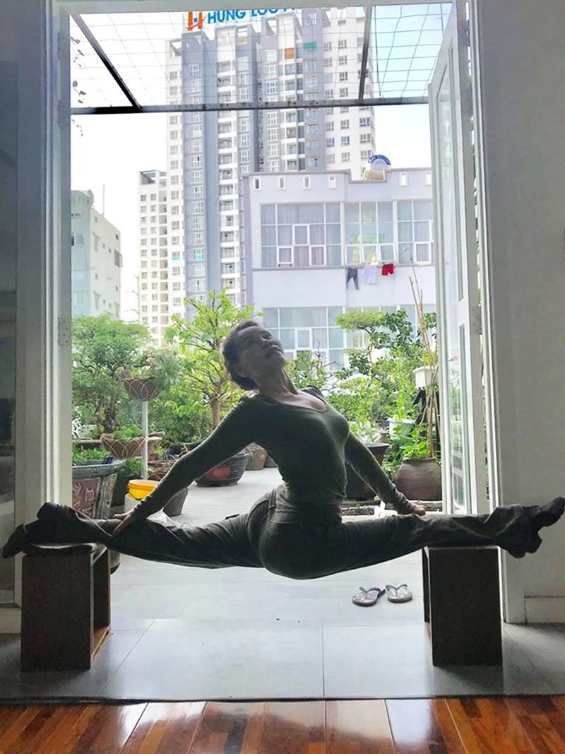 Tập yoga toàn những dáng khó bảo sao mẹ hồ ngọc hà trẻ đẹp chẳng thua gì con gái - 4