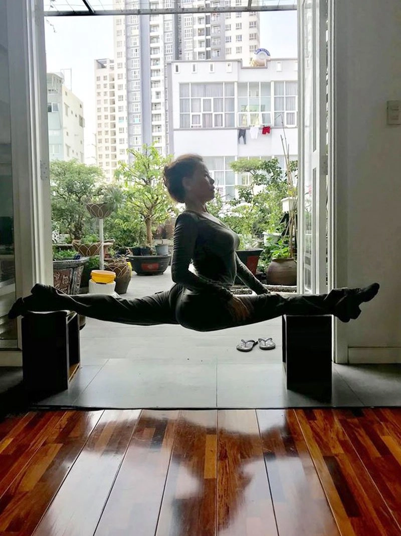 Tập yoga toàn những dáng khó bảo sao mẹ hồ ngọc hà trẻ đẹp chẳng thua gì con gái - 5
