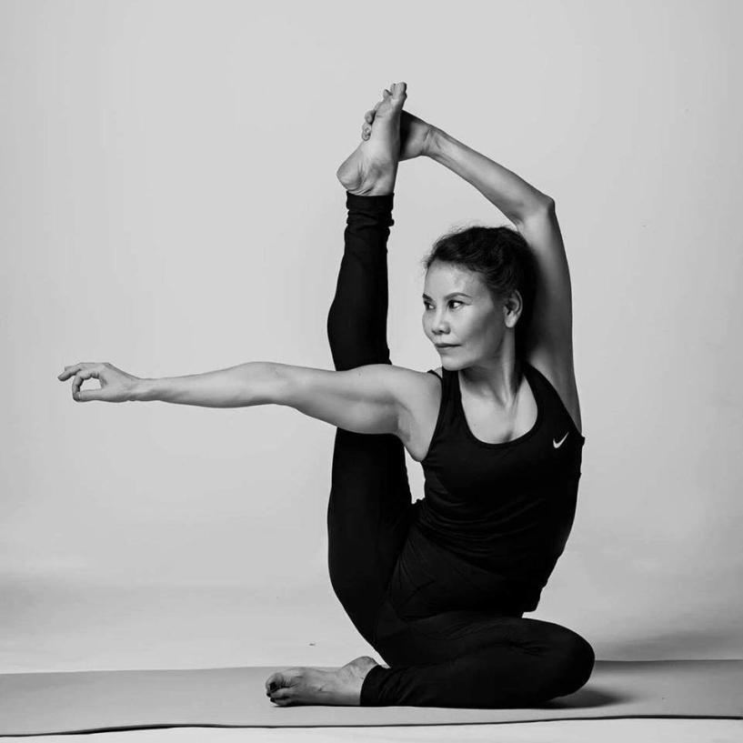 Tập yoga toàn những dáng khó bảo sao mẹ hồ ngọc hà trẻ đẹp chẳng thua gì con gái - 9