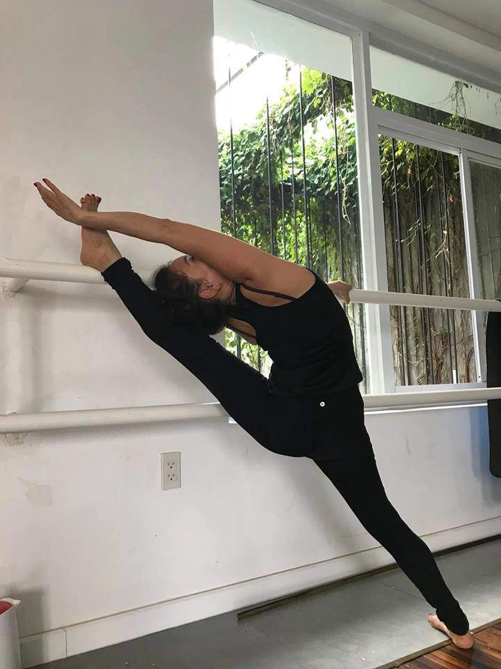 Tập yoga toàn những dáng khó bảo sao mẹ hồ ngọc hà trẻ đẹp chẳng thua gì con gái - 10
