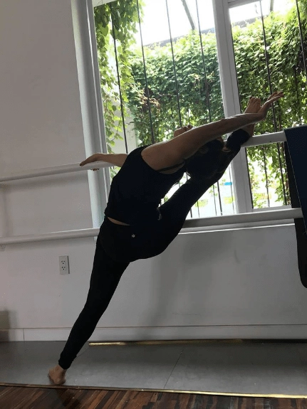 Tập yoga toàn những dáng khó bảo sao mẹ hồ ngọc hà trẻ đẹp chẳng thua gì con gái - 11