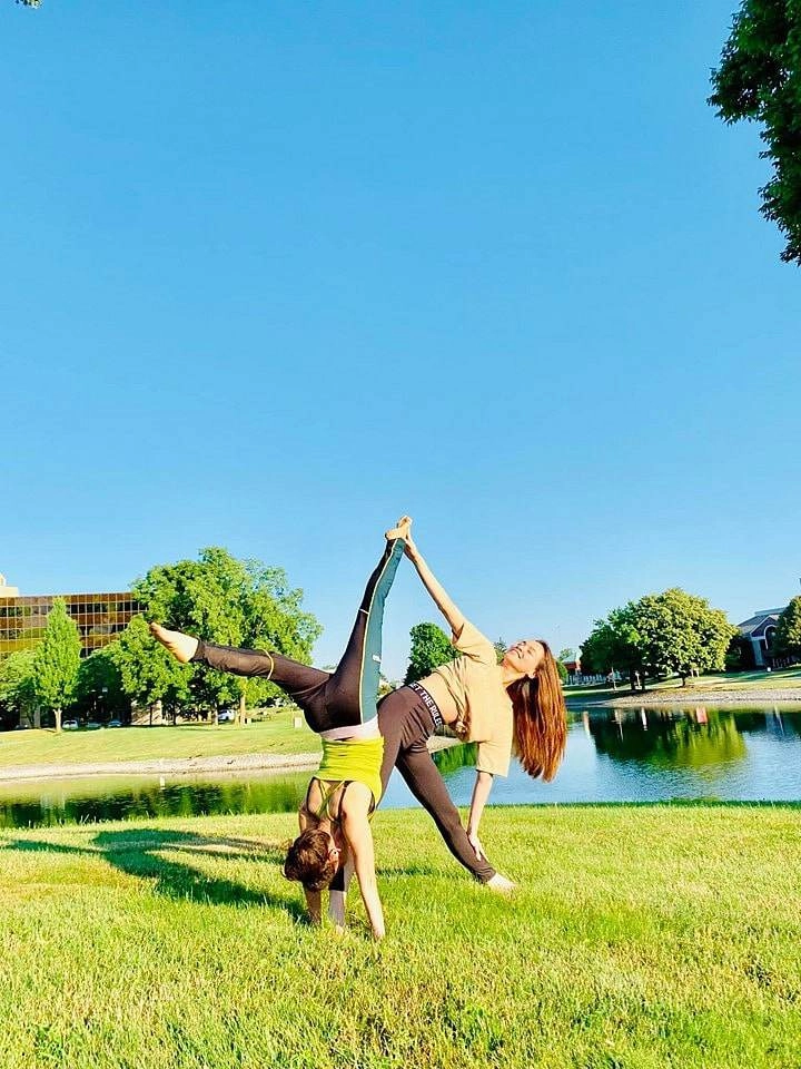 Tập yoga toàn những dáng khó bảo sao mẹ hồ ngọc hà trẻ đẹp chẳng thua gì con gái - 16