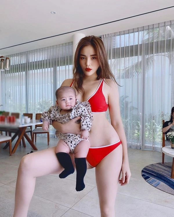 Tay bế em bé kỳ duyên không quên khoe dáng nuột mặc kệ đồn đoán body lúc căng lúc xẹp - 1