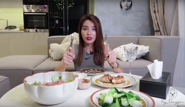Tay bế em bé kỳ duyên không quên khoe dáng nuột mặc kệ đồn đoán body lúc căng lúc xẹp - 6