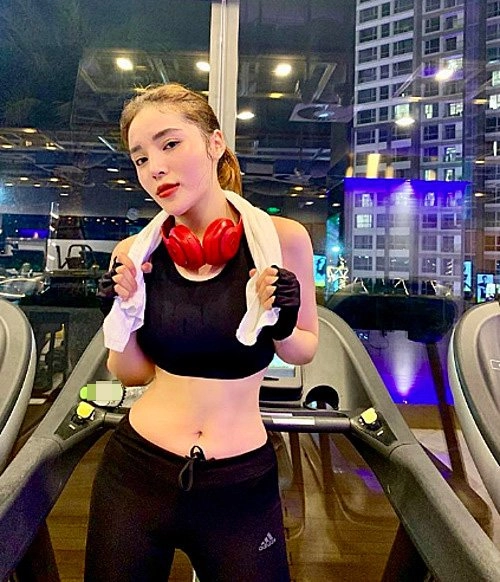 Tay bế em bé kỳ duyên không quên khoe dáng nuột mặc kệ đồn đoán body lúc căng lúc xẹp - 9