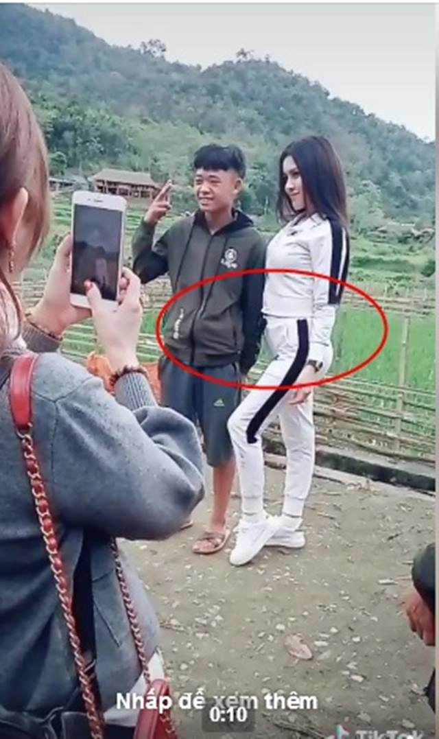 Thư dung lộ bụng mỡ khi ưỡn ẹo tạo dáng gương mặt chàng trai kế bên mới gây chú ý - 1