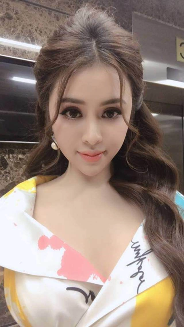 Thư dung lộ bụng mỡ khi ưỡn ẹo tạo dáng gương mặt chàng trai kế bên mới gây chú ý - 6
