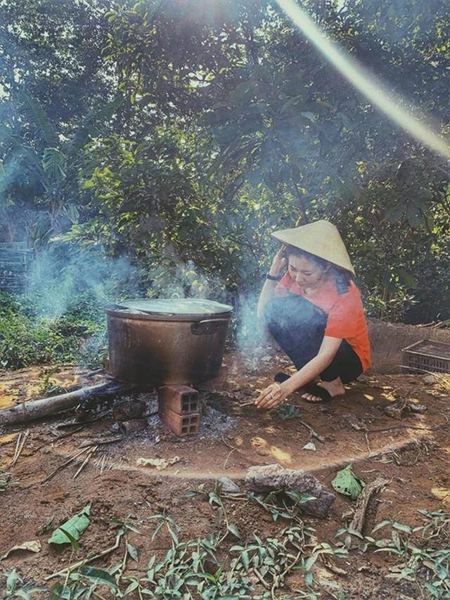 Thúy ngân gây sốc toàn tập khi trút bỏ son phấn lộ mặt mộc nhợt nhạt da đen nhẻm - 3