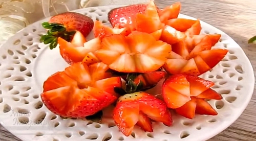 Tỉa hoa từ dâu tây trang trí món ăn - 5