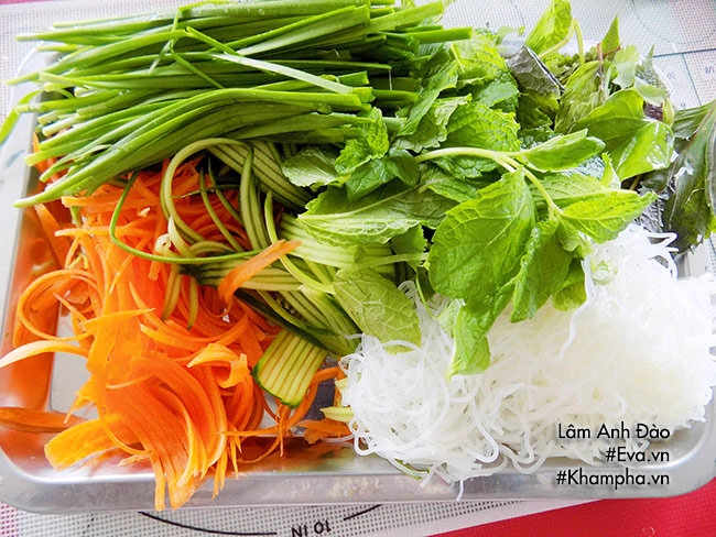 Tôm nướng sa tế cuộn rau thơm ngon ăn hoài chẳng ngán - 2