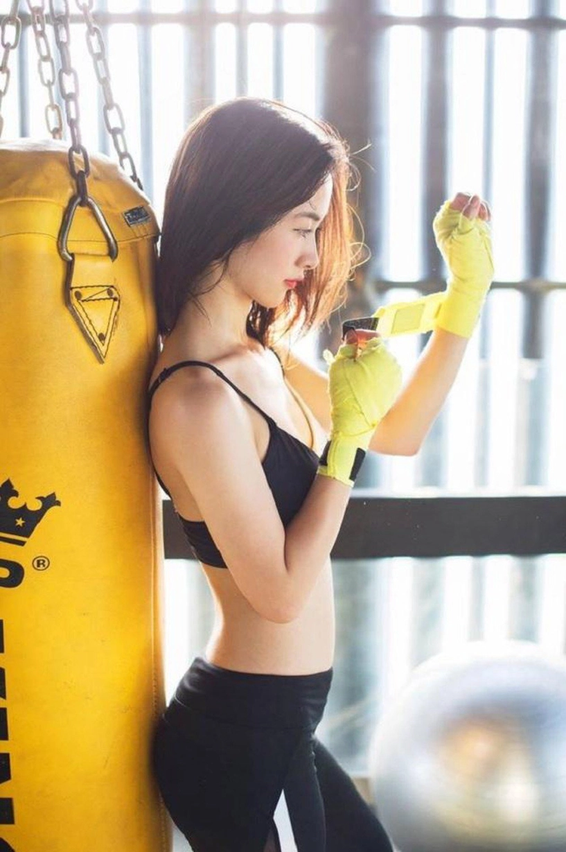 Tốn công nâng ngực jun vũ dù mặc áo đôi với midu vẫn lép kẹp như thường - 15