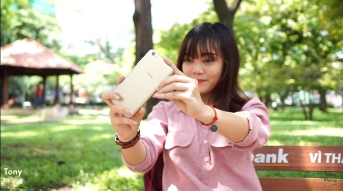 Tony phùng ngả mũ trước khả năng selfie trong bóng tối của vivo v5s - 1