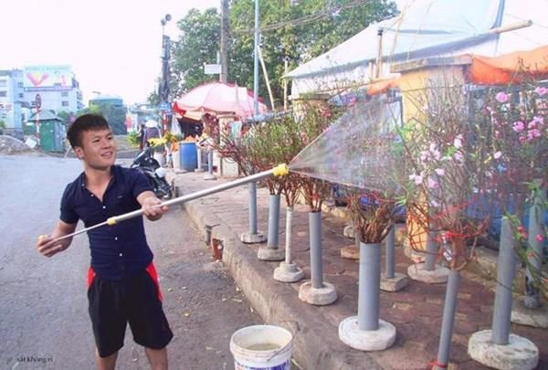 Tranh thủ ngày nghỉ hiếm hoi thầy park cùng quang hải công phượng xuống phố buôn đào ăn tết - 1