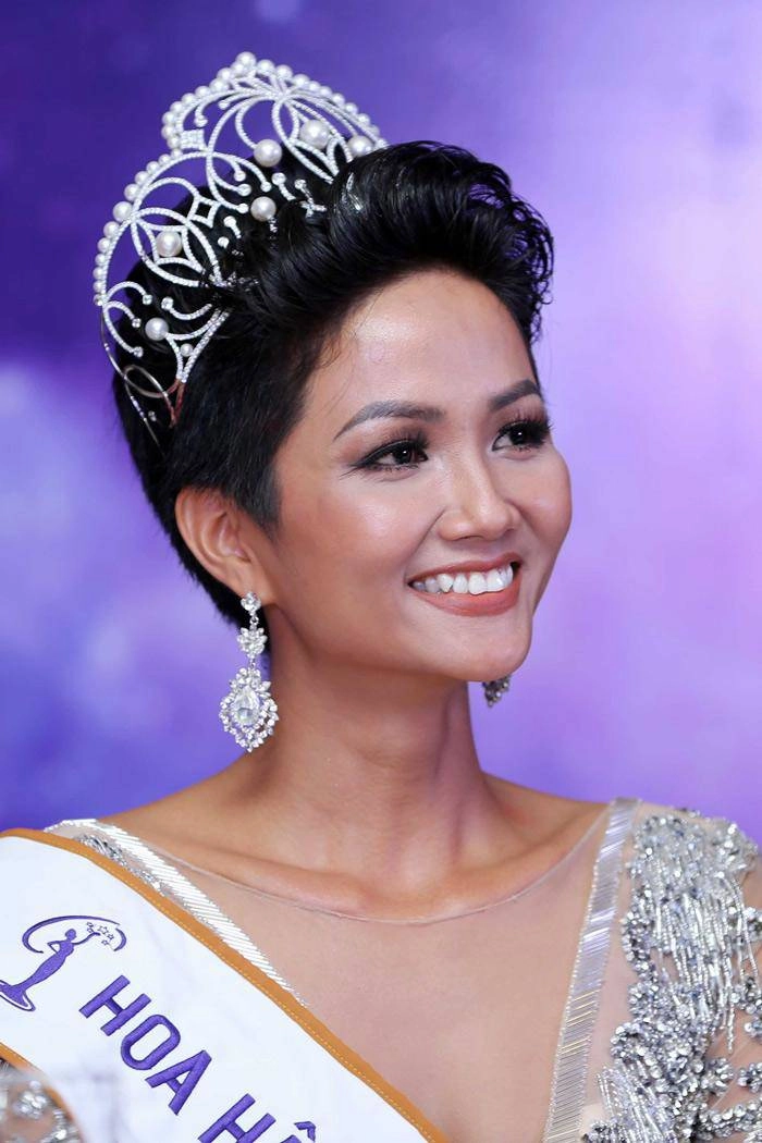 Trời nắng nóng hãy tham khảo kiểu tóc búp bê của hhen niê và hương giang ngay - 1