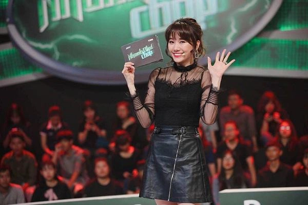 Trong khi các mỹ nhân việt thay đổi kiểu tóc liên tục hari chỉ trung thành với kiểu tóc này - 5