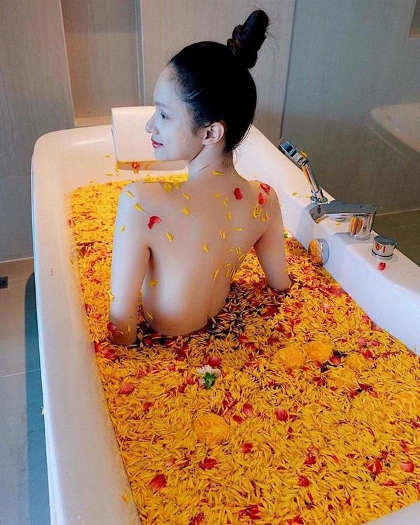 Trút bỏ xiêm y khoe lưng trần gợi cảm hương giang vẫn mất điểm bởi điều này - 3