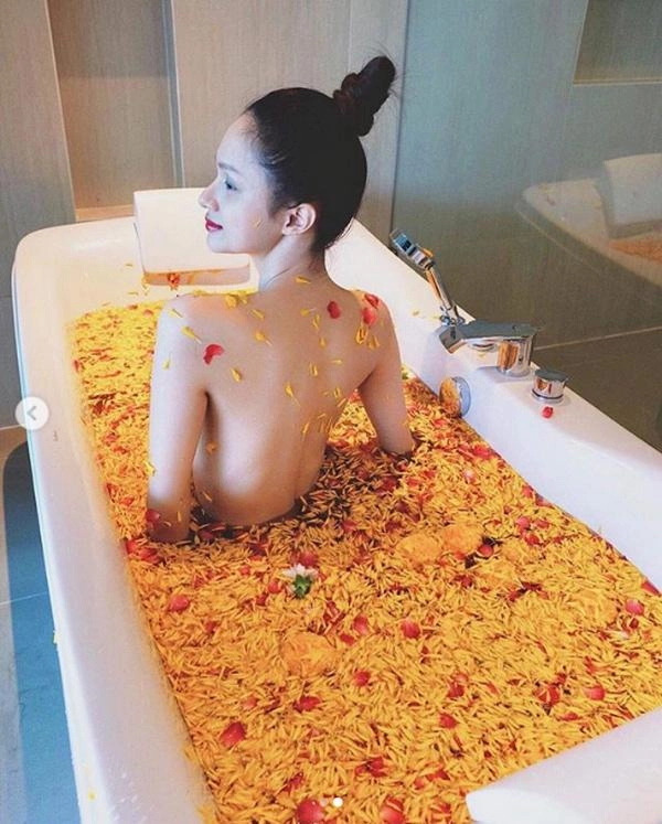 Trút bỏ xiêm y khoe lưng trần gợi cảm hương giang vẫn mất điểm bởi điều này - 4