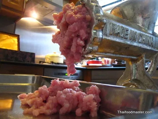 Tự làm nem chua kiểu thái cay tê lưỡi - 2