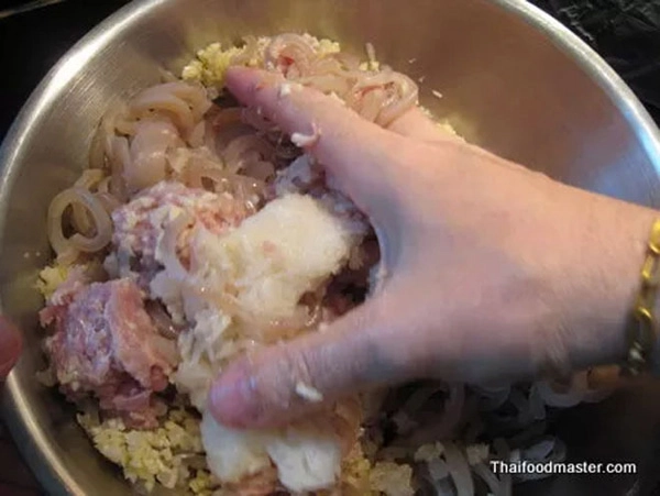 Tự làm nem chua kiểu thái cay tê lưỡi - 7