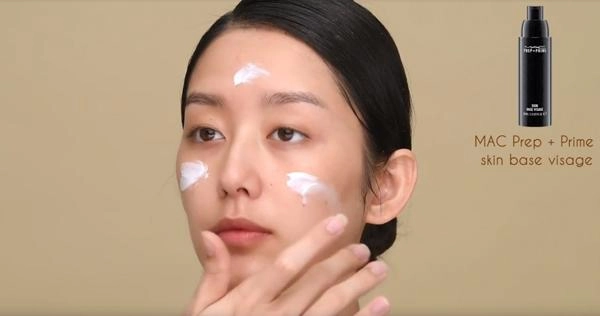 Vẫn là lớp nền trong suốt đây là xu hướng trang điểm mùa xuân mà cô dâu nên tham khảo - 2