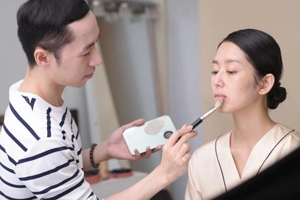 Vẫn là lớp nền trong suốt đây là xu hướng trang điểm mùa xuân mà cô dâu nên tham khảo - 3