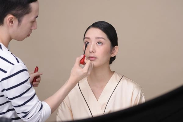 Vẫn là lớp nền trong suốt đây là xu hướng trang điểm mùa xuân mà cô dâu nên tham khảo - 6