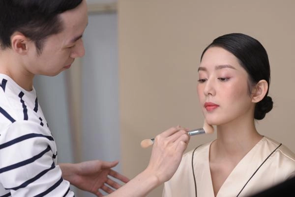 Vẫn là lớp nền trong suốt đây là xu hướng trang điểm mùa xuân mà cô dâu nên tham khảo - 8
