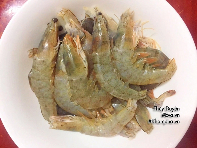 Vào bếp làm bánh tôm giòn rụm thơm ngon đãi cả nhà ăn chiều - 2