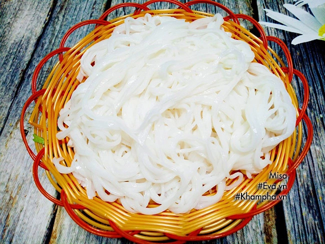 Vào bếp làm hủ tiếu hầm xương tuyệt ngon đãi chồng bữa sáng - 9