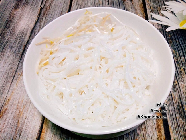 Vào bếp làm hủ tiếu hầm xương tuyệt ngon đãi chồng bữa sáng - 10