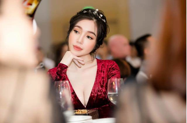 Vi diệu như vòng 1 của elly trần lúc căng tràn bức size lúc chảy xệ xém đụng rốn - 11