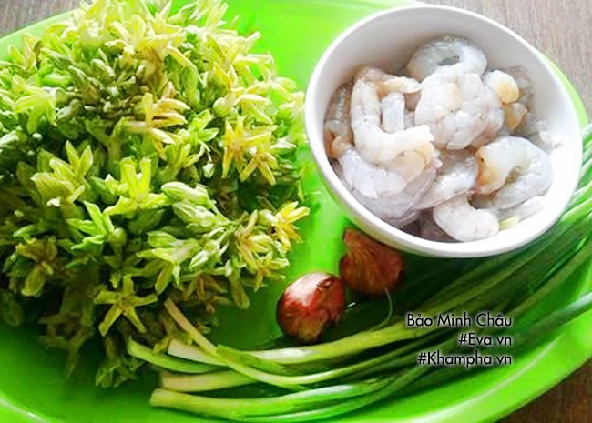 Vợ làm canh bông thiên lý nấu tôm chồng khen nức nở tài vào bếp - 1