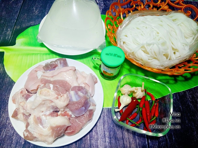 Vợ nấu mì quảng thịt heo cho bữa sáng chồng ăn hoài chẳng thấy chán - 1